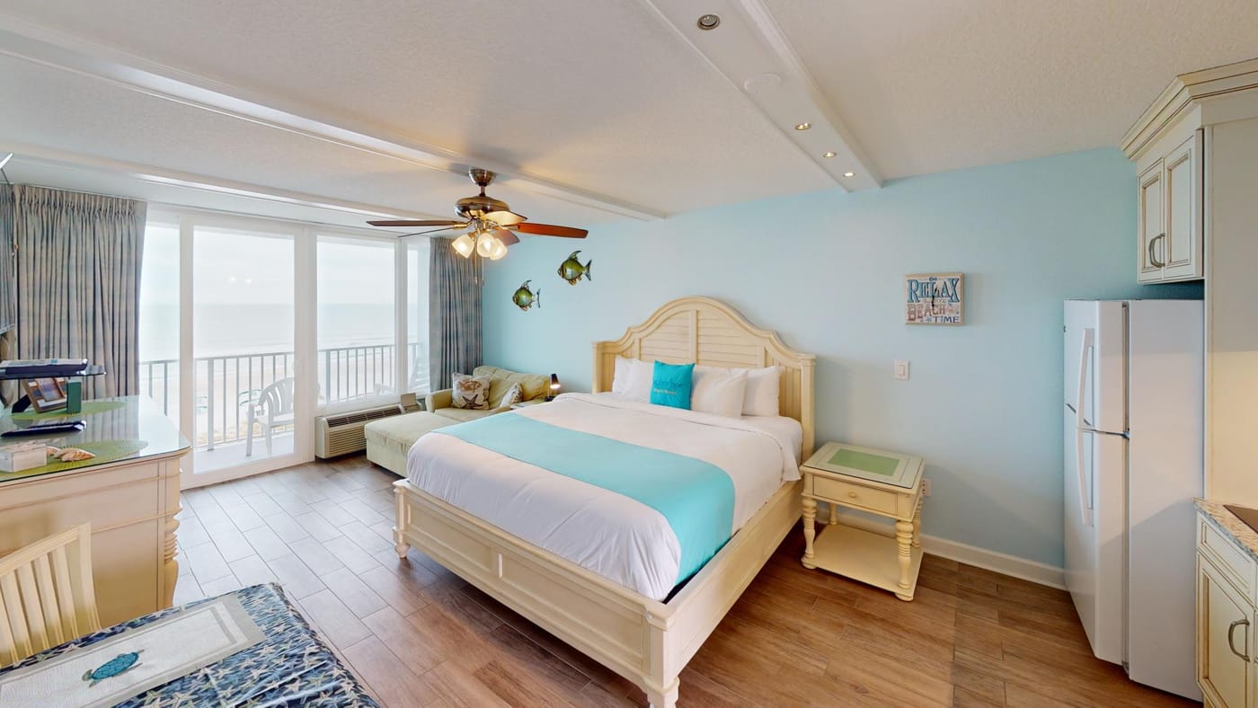 Spacious Gulf-front room for groups